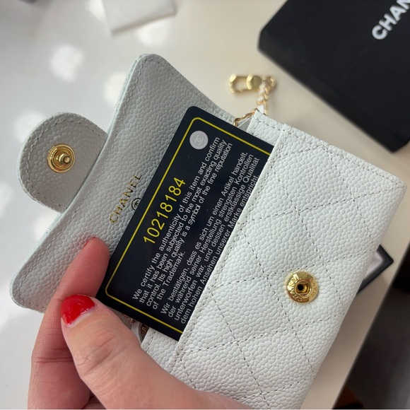 Chanel White Textured Crossbody Bag with Gold Chain - Picture 6 of 10